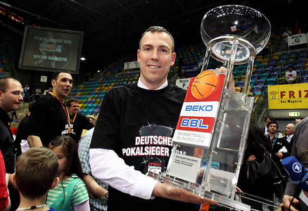 靠其强大的 靠其强大的